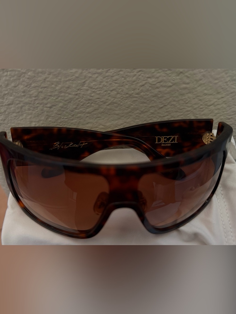 DEZI Women's Tortoiseshell Shield Sunglasses - Brown Gradient - Picture 3 of 3